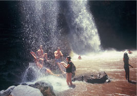 ボツォ滝での水遊び（マレアエア）
